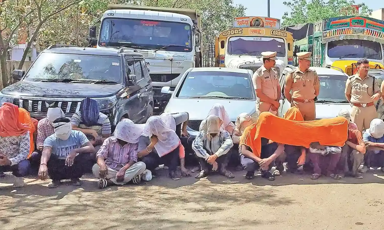 रेत घाट पर छापा - सवा दो करोड़ का माल जब्त, नकद बरामद - 23 आरोपी गिरफ्तार
