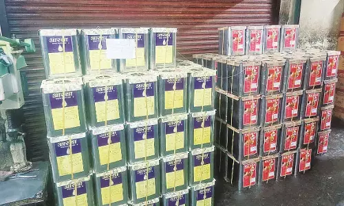 एफडीए ने छापा मार कर गोदाम से जब्त किया 3445 किलो मिलावटी खाद्य तेल एफडीए ने छापा मार कर गोदाम से जब्त किया 3445 किलो मिलावटी खाद्य तेल