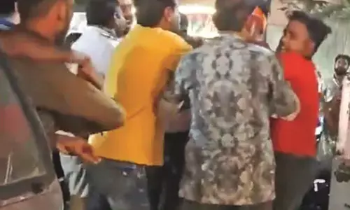 टोईंग वैन कर्मियों की दादागिरी, मारपीट पर आमादा, सोशल मीडिया पर वीडियो वायरल टोईंग वैन कर्मियों की दादागिरी, मारपीट पर आमादा, सोशल मीडिया पर वीडियो वायरल