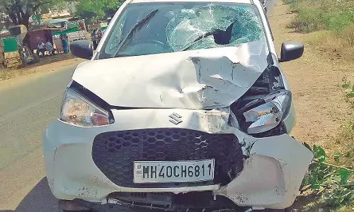 कार ने दोपहिया वाहन को उड़ाया, बालिका समेत दो लोग बुरी तरह हुए घायल