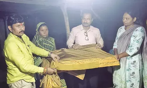 महिलाओं को दीं फटी साड़ियां, वस्त्रोद्योग महामंडल का दल पहुंच गया यवतमाल महिलाओं को दीं फटी साड़ियां, वस्त्रोद्योग महामंडल का दल पहुंच गया यवतमाल