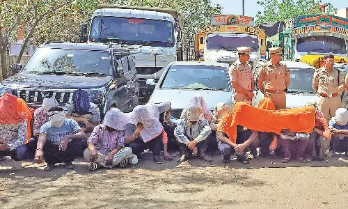 रेत घाट पर छापा - सवा दो करोड़ का माल जब्त, नकद बरामद - 23 आरोपी गिरफ्तार