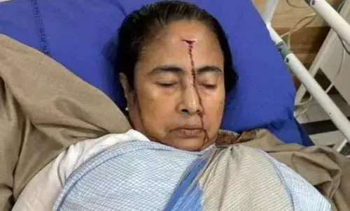 इलाज करने वाले डॉक्टरों का बड़ा बयान, कहा - धक्का लगने से गिरीं थीं बंगाल सीएम, पुलिस ने की जांच शुरू इलाज करने वाले डॉक्टरों का बड़ा बयान, कहा - धक्का लगने से गिरीं थीं बंगाल सीएम, पुलिस ने की जांच शुरू