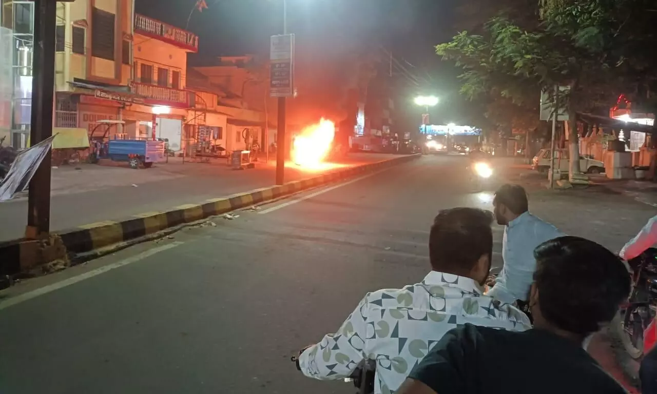 विवाद के बाद गाड़ी में लगाई आग विवाद के बाद गाड़ी में लगाई आग