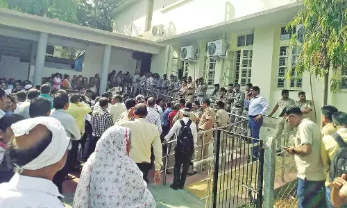 तबादला प्रक्रिया को लेकर शिक्षक हुए आक्रामक, डायट परिसर छावनी में तब्दील तबादला प्रक्रिया को लेकर शिक्षक हुए आक्रामक, डायट परिसर छावनी में तब्दील