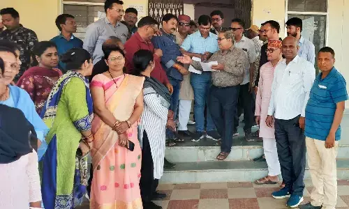 केन्द्र के समान म.प्र. के कर्मचारियों को ८ प्रतिशत डीए देने सौंपा ज्ञापन केन्द्र के समान म.प्र. के कर्मचारियों को ८ प्रतिशत डीए देने सौंपा ज्ञापन