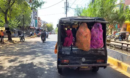 कलेक्टर-आरटीओ के निर्देश बेअसर, मालवाहक वाहनों में बेरोकटोक हो रही यात्रियों की ढुलाई