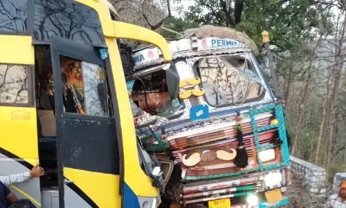 रेत से भरे ट्रक और बस की आमने-सामने भिंडत,पन्ना-अजयगढ घाट के तीसरे मोड पर हुआ हादसा रेत से भरे ट्रक और बस की आमने-सामने भिंडत,पन्ना-अजयगढ घाट के तीसरे मोड पर हुआ हादसा