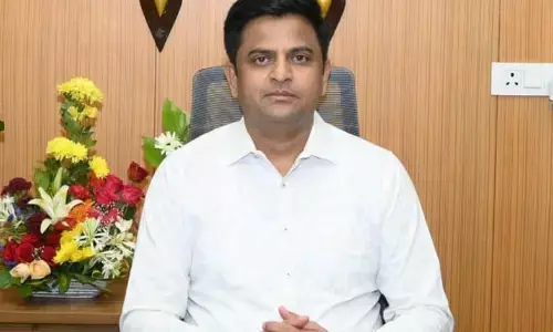 किस्सा कुर्सी का,  सुबह 10 बजे कापड़णीस ने चार्ज लिया, 12 बजे पवार ले आए स्टे किस्सा कुर्सी का,  सुबह 10 बजे कापड़णीस ने चार्ज लिया, 12 बजे पवार ले आए स्टे