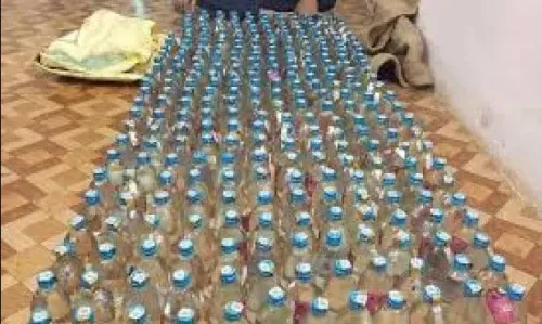 जिला बदर का आरोपी अवैध शराब बेंचते गिरफ्तार