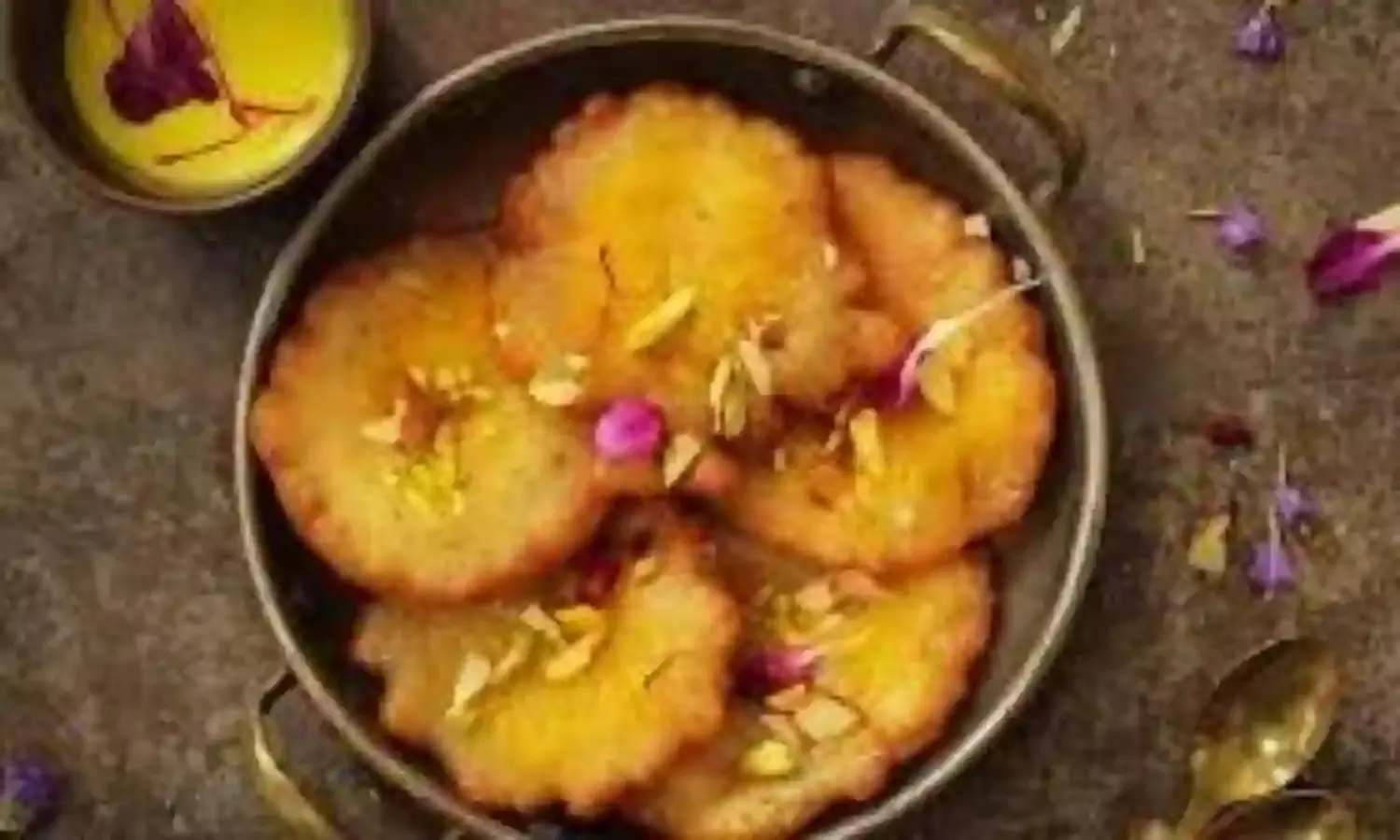 होली पर मालपुआ बनाने की परंपरा है दशकों पुरानी, यहां जानिए पूरी रेसिपी
