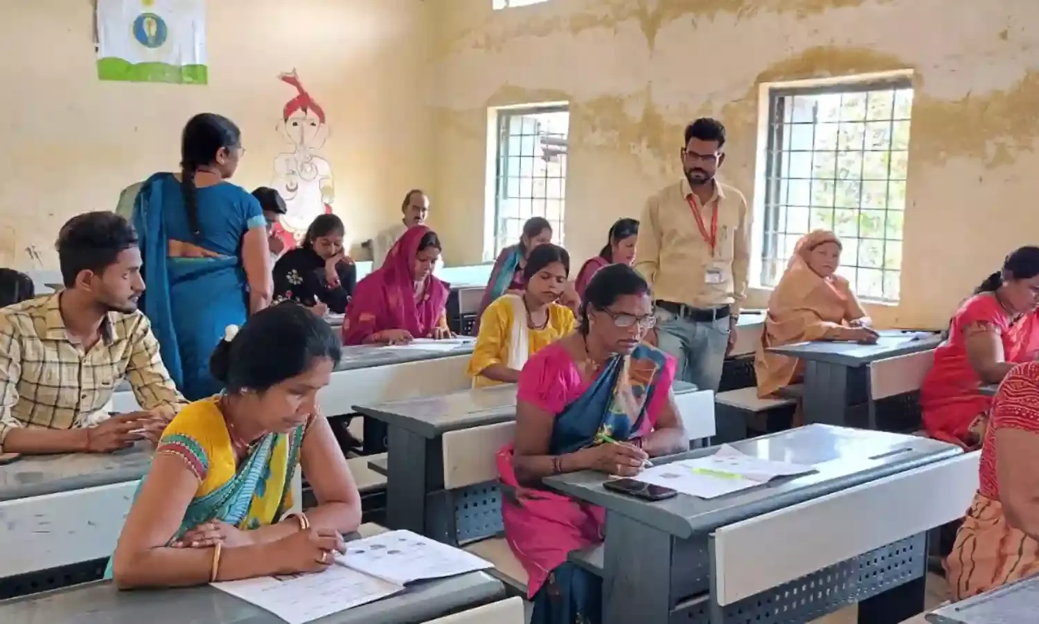 नेता भी पहुँचे परीक्षा देने ताकि अनपढ़ न कहलाएँ