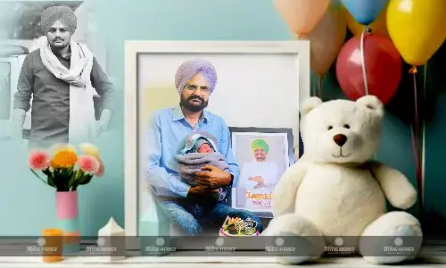 दिवंगत पंजाबी सिंगर सिद्धू मूसेवाला की मां ने बेटे को दिया जन्म, पिता ने दिखाई बेटे की पहली झलक