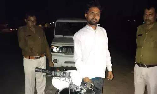 नशीले सिरप की तस्करी पर युवक गिरफ्तार, डेढ़ लाख की बाइक भी जब्त