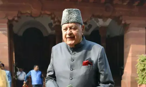 EVM चोर है, वोट डालने के बाद कागज़ जरूर करें चेक, फारूक अबदुल्ला ने वोटरों से की खास अपील EVM चोर है, वोट डालने के बाद कागज़ जरूर करें चेक, फारूक अबदुल्ला ने वोटरों से की खास अपील