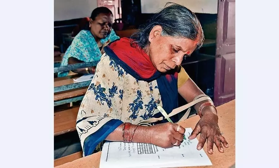 नेता भी पहुँचे परीक्षा देने ताकि अनपढ़ न कहलाएँ नेता भी पहुँचे परीक्षा देने ताकि अनपढ़ न कहलाएँ