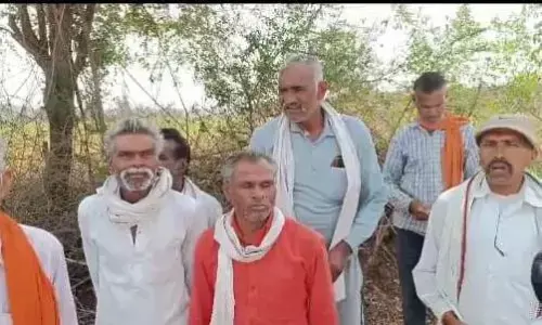 ठेकेदार की जगह लोनिवि की लेवर सड़क किनारे कर रहे सोल्डर कार्य