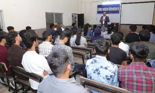 एजुकेशन मेंटर्स में हुआ नि:शुल्क कैरियर कांउसलिंग सेमिनार