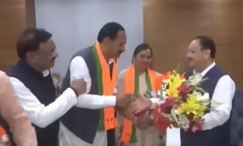 बीएसपी को लगा झटका, लालगंज लोकसभा सीट से सांसद संगीता आजाद ने थामा बीजेपी का दामन