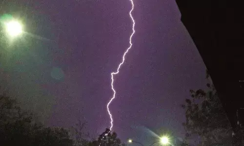 गरजे बादल, चमकी बिजली, गिरे ओले - अनेक इलाकों में बिजली गुल होने से अंधेरा