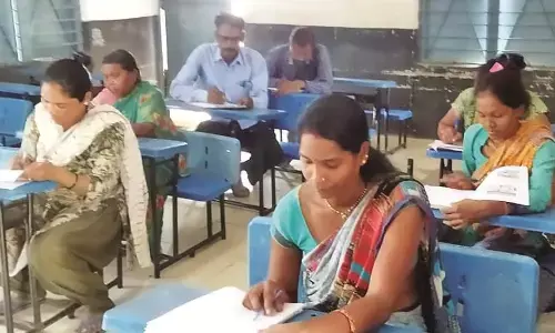 परीक्षा निरक्षरों की और भिडे़ शिक्षक, 53% निरक्षरों ने दी साक्षरता परीक्षा
