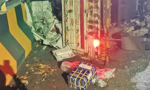 अखबार का पार्सल लेकर जा रहा वाहन पलटा, रांग साइड से आ रही कार ने मारी टक्कर