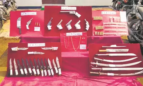 हथियार तस्कर गिरोह का सरगना सहित 4 गिरफ्तार, 2 फरार-मध्यप्रदेश से जुड़े तार