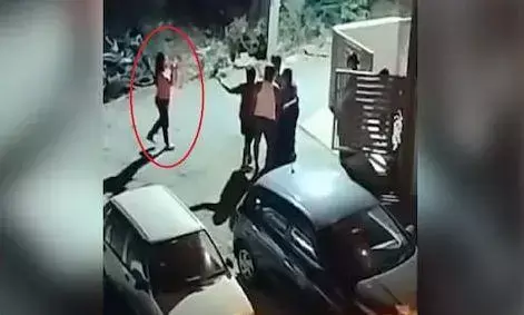 कार पार्किंग को लेकर पड़ोसी ने शख्स को जमकर पीटा, वीडियो रिकॉर्ड कर रही पत्नि को चप्पल से मारने दौड़ी पड़ोसन कार पार्किंग को लेकर पड़ोसी ने शख्स को जमकर पीटा, वीडियो रिकॉर्ड कर रही पत्नि को चप्पल से मारने दौड़ी पड़ोसन