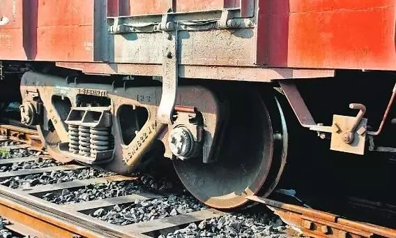 कोच का पहिया पटरी से उतरा, मचा हड़कंप कोच का पहिया पटरी से उतरा, मचा हड़कंप