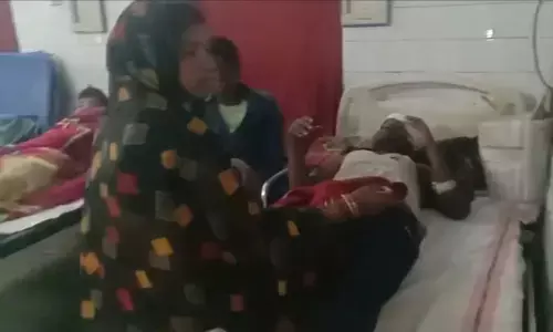 ट्रक से क्रॉसिंग के दौरान खाई में गिरा बाइक सवार, हालत गंभीर