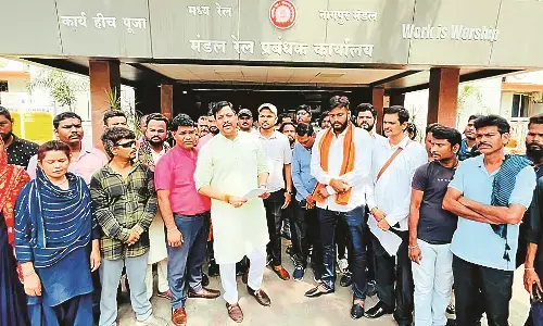 अवैध वसूली करने वाले पर हो कार्रवाई, सफाई कामगारों ने किया रेलवे के मंडल कार्यालय का घेराव अवैध वसूली करने वाले पर हो कार्रवाई, सफाई कामगारों ने किया रेलवे के मंडल कार्यालय का घेराव