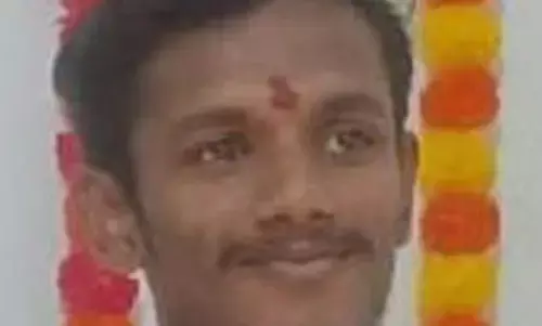 खेल रहे थे क्रिकेट,  बॉल लेने गए युवक की करंट की चपेट में आने से मौत खेल रहे थे क्रिकेट,  बॉल लेने गए युवक की करंट की चपेट में आने से मौत