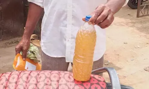 हैंडपंप से निकल रहा लाल पानी, गडचिरोली के बेजुरपल्ली में गहराया भीषण जलसंकट हैंडपंप से निकल रहा लाल पानी, गडचिरोली के बेजुरपल्ली में गहराया भीषण जलसंकट