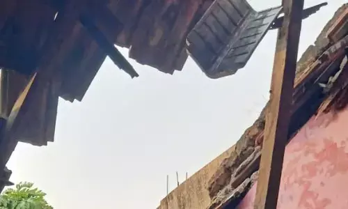 ब्लास्टिंग से पाटाला गांव में गिरी घर की छत, अक्सर गिरती रहती है घरों की सामग्री