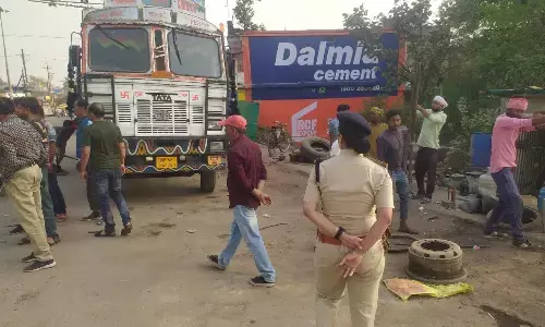 फुटपाथ पर वर्कशॉप संचालित करने वालों के विरूद्ध यातायात पुलिस ने की कार्यवाही