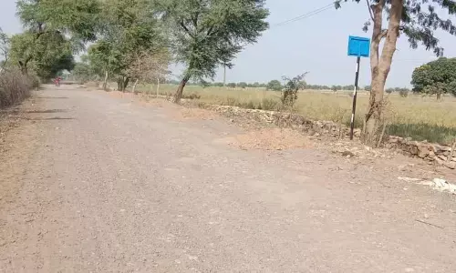 अधर में लटका सुनवानी खुर्द से सिमरिया सड़क निर्माण कार्य, वाहनों को निकलने में हो रही परेशानी