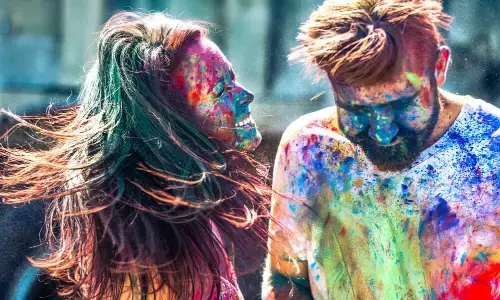 जानिए होली के जिद्दी रंग को छुड़ाने के 4 आसान और घरेलु तरीके, मिनटों में निकल जाएगा रंग