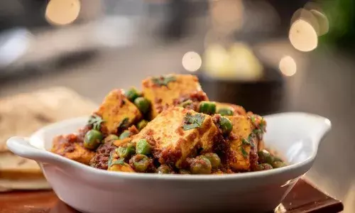 घर में बनाएं होटल जैसा मटर पनीर, स्वाद की लोग करेंगे तारीफ घर में बनाएं होटल जैसा मटर पनीर, स्वाद की लोग करेंगे तारीफ