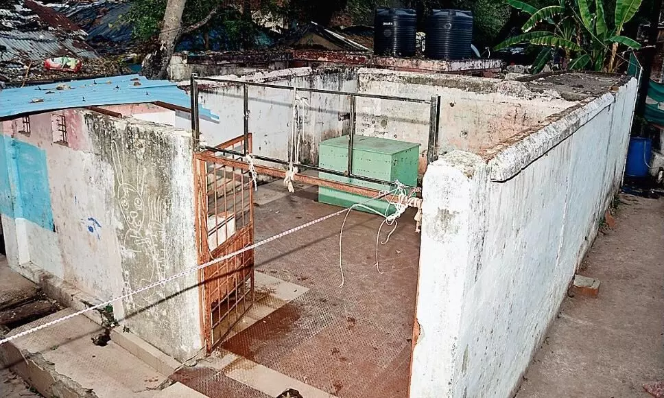 पब्लिक टॉयलेट हुआ ओवरफ्लो, सड़क पर बह रही गंदगी पब्लिक टॉयलेट हुआ ओवरफ्लो, सड़क पर बह रही गंदगी