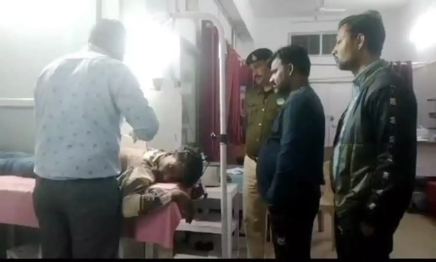 पुरानी रंजिश के चलते २४ वर्षीय युवक पर लाठी-डण्डों तथा धारदार छुरे से हमला