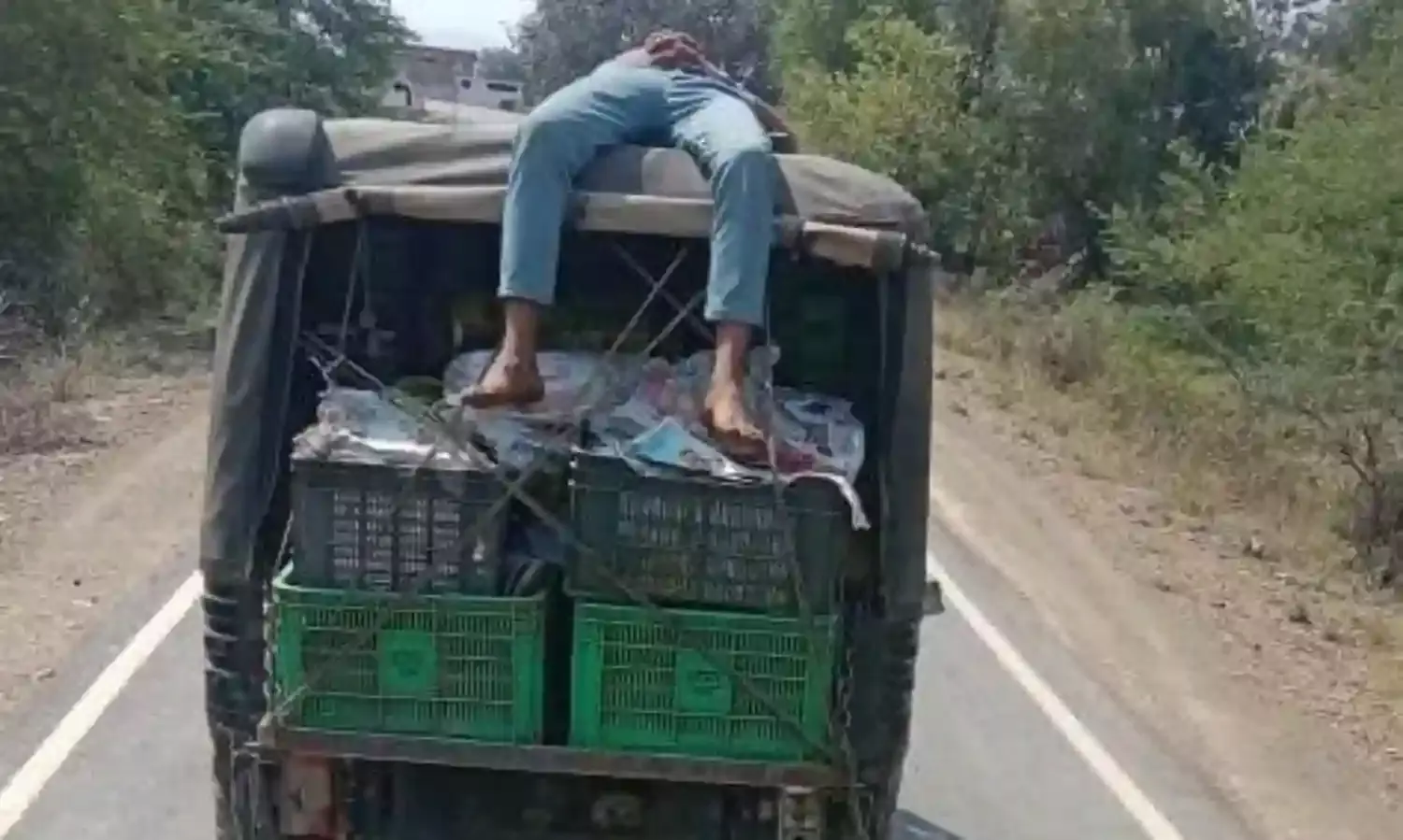 ऑटो के ऊपर सवारी को लिटाकर चलाने का वीडियो वायरल