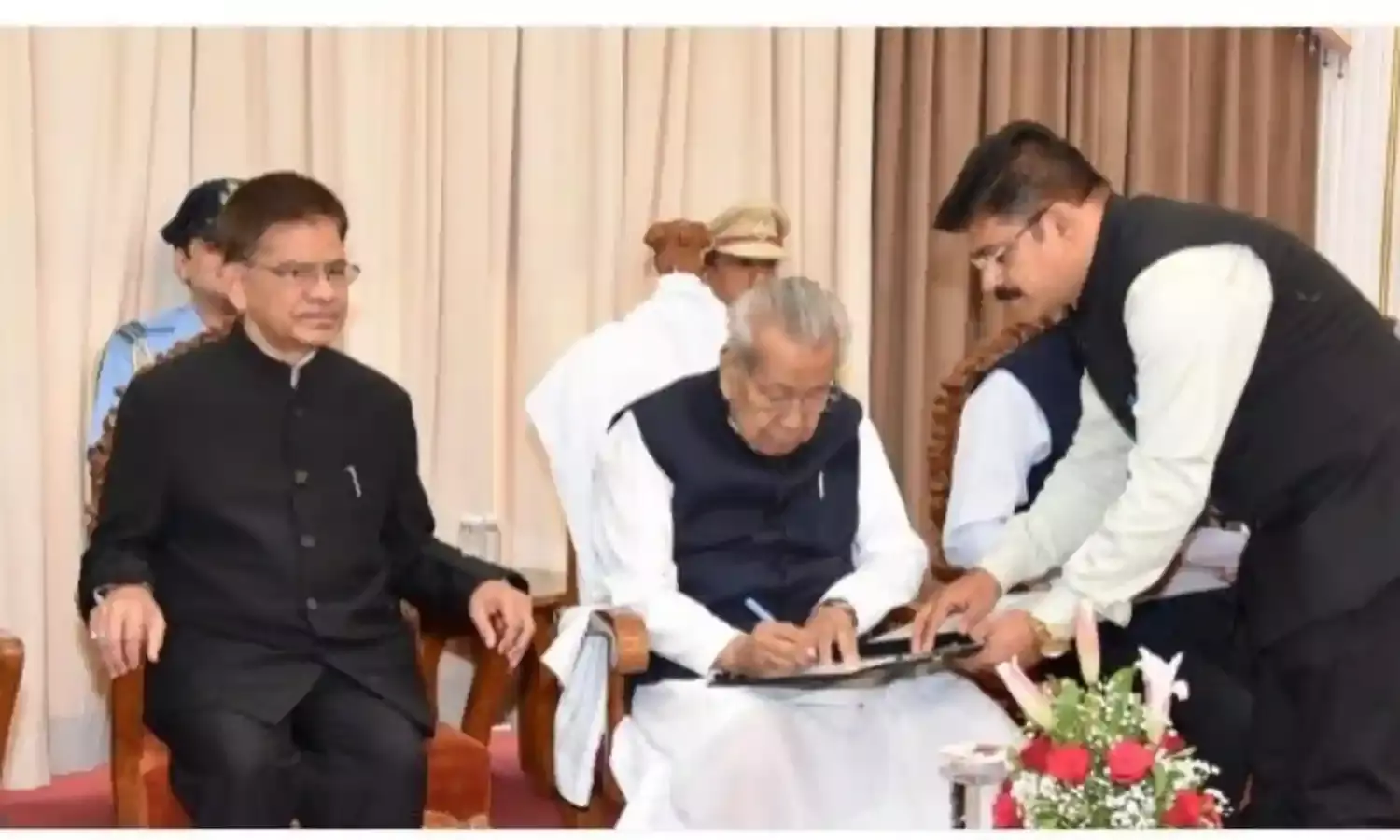 राज्यपाल श्री हरिचंदन ने श्री शुक्ल एवं श्री चन्द्रवंशी को राज्य सूचना आयुक्त के पद की शपथ दिलाई