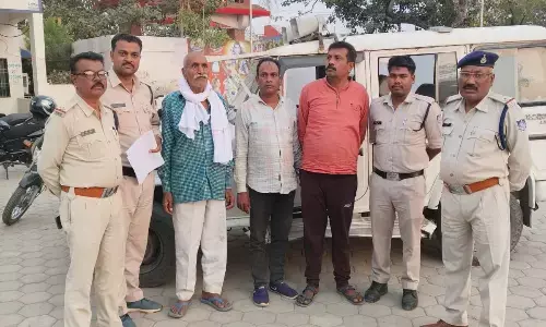 पूर्व सरपंच की हत्या पर बेटे और भतीजे समेत बड़ा भाई गिरफ्तार पूर्व सरपंच की हत्या पर बेटे और भतीजे समेत बड़ा भाई गिरफ्तार