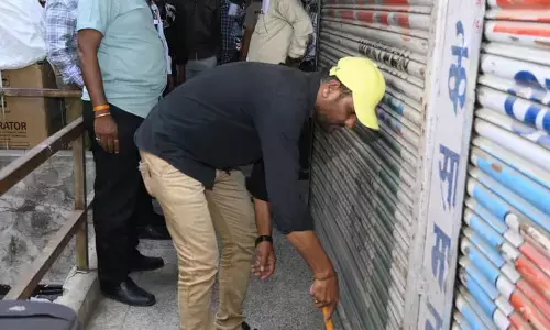 बैन के बावजूद धड़ल्ले से हो रहा इस्तेमाल,  दुकान से 6 लाख का प्रतिबंधित प्लास्टिक जब्त बैन के बावजूद धड़ल्ले से हो रहा इस्तेमाल,  दुकान से 6 लाख का प्रतिबंधित प्लास्टिक जब्त