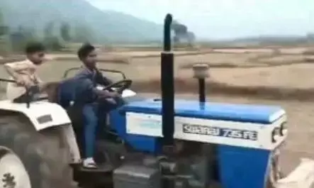 मस्ती पड़ी भारी! तेज रफ्तार ट्रैक्टर से बाहर गिरे बच्चे, वीडियो हो रहा वायरल