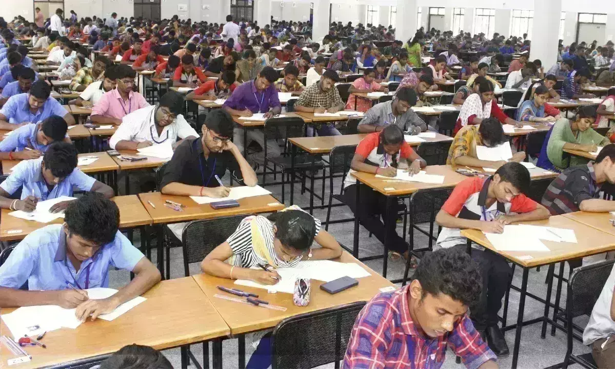 असमंजस में छात्र - दसवीं की परीक्षा में पूछे गए सबसे छोटे परमाणु को लेकर बवाल