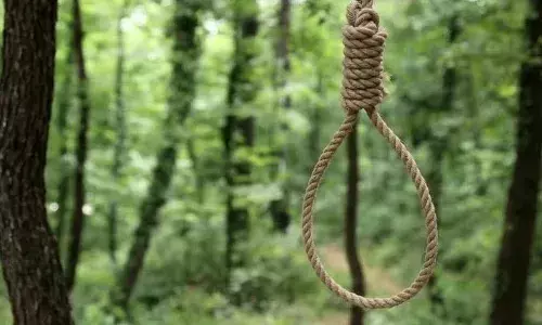 लापता युवक की लाश पेड़ पर लटकती मिली, तीन सप्ताह से गायब था मृतक