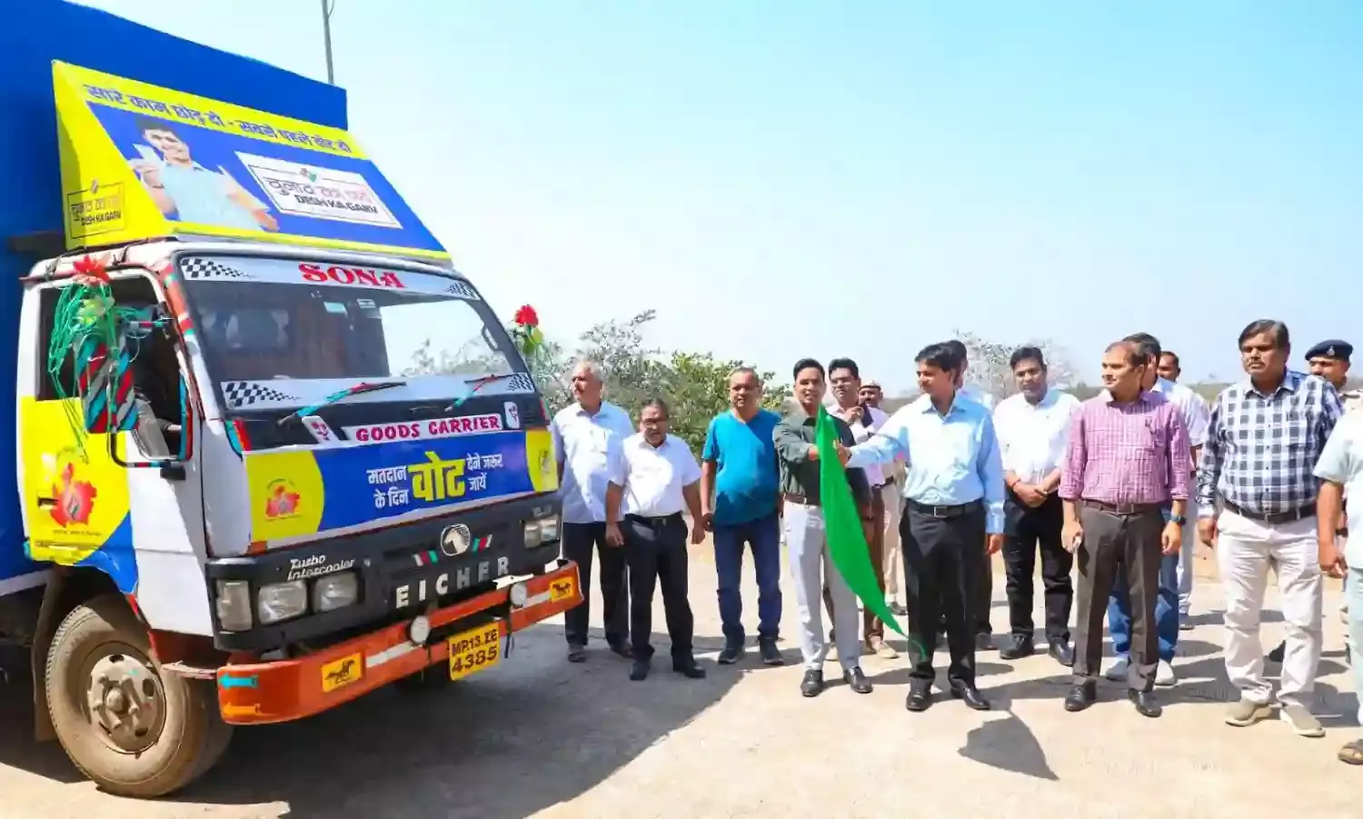 पन्ना कलेक्टर ने मतदाता जागरुकता रथ को हरी झंडी दिखाकर किया रवाना