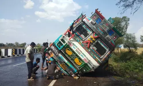हाइवे पर पुलिया से टकराकर पलटा ट्रक, बंडोल-सोनाडोंगरी के बीच हुई घटना