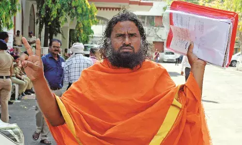 भाजपा का उम्मीदवार बताकर वेंकटेश्वर महा स्वामी बाबा ने नामांकन भर दिया भाजपा का उम्मीदवार बताकर वेंकटेश्वर महा स्वामी बाबा ने नामांकन भर दिया